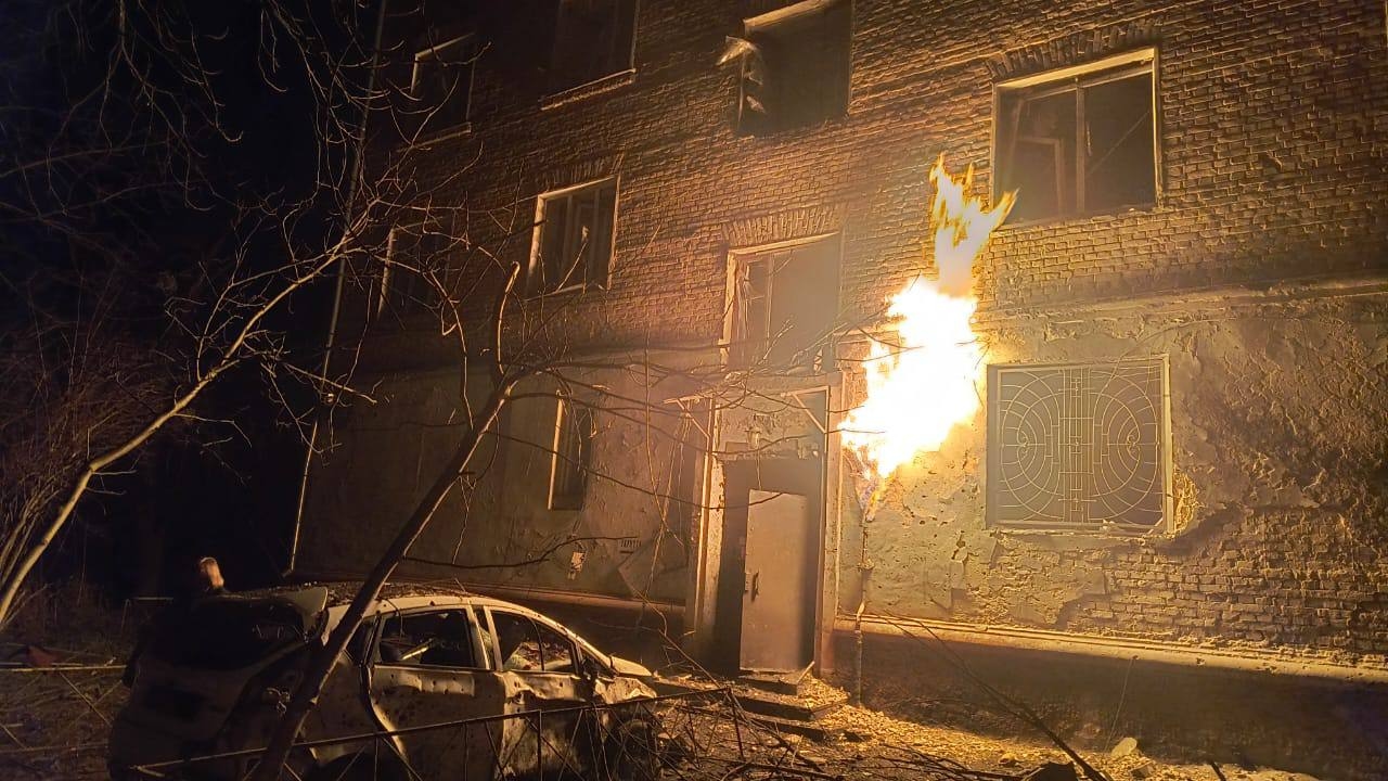 Последствия российского удара по жилому дому в Чернигове в ночь на 8 декабря 2025 года