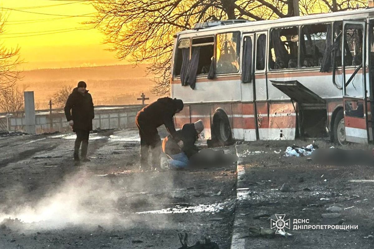 Автобус, в котором после атаки БПЛА погибли 12 шахтеров в Днепропетровской области