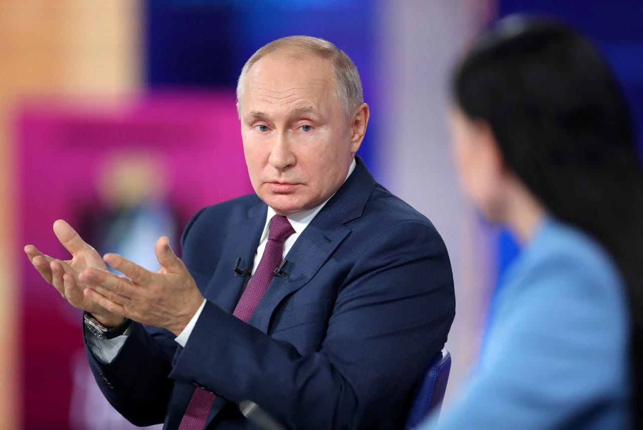 «Ельцин не передавал мне эту власть». 8 фейков из «Прямой линии» Путина