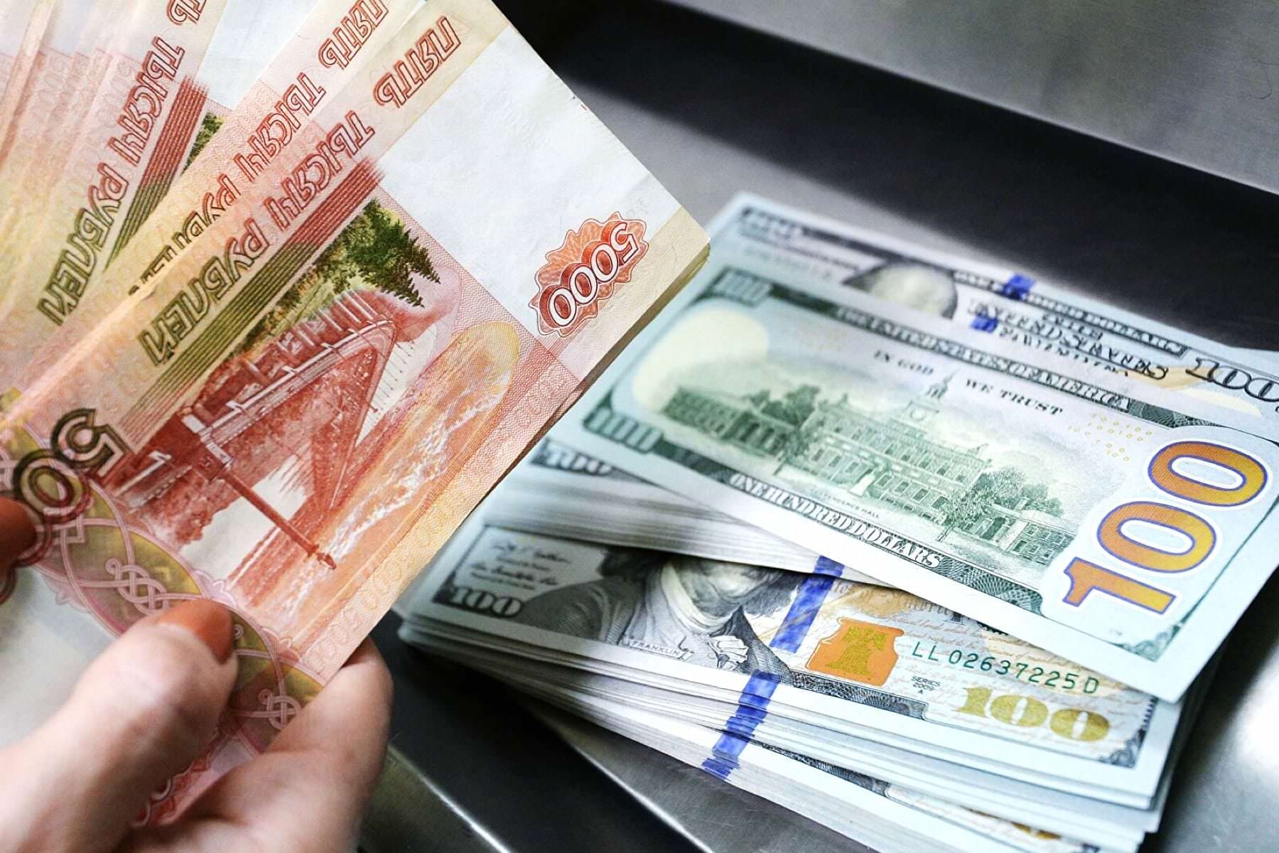 Центробанку предложили альтернативу отказа от торгов долларом