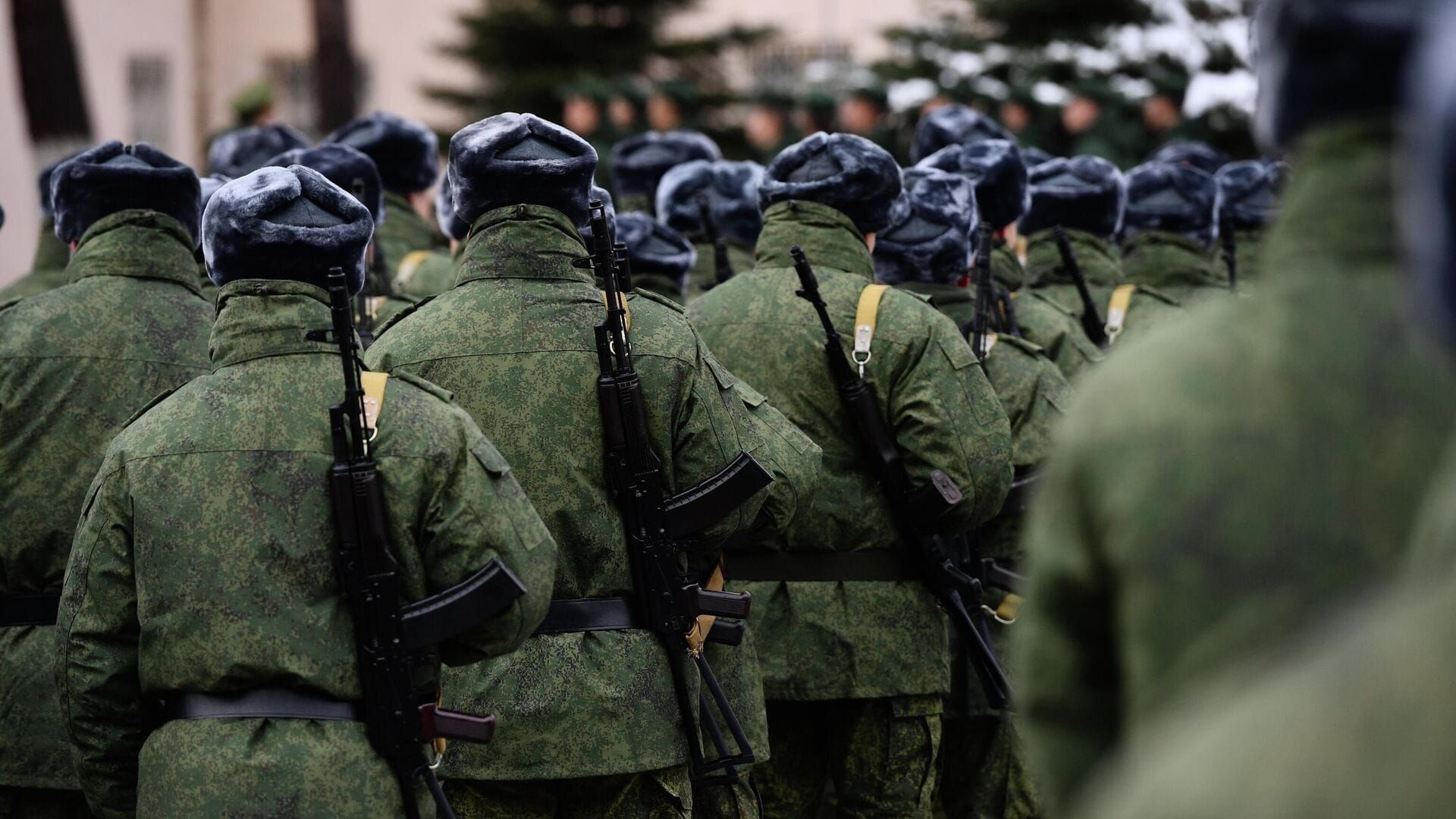 Жены мобилизованных приехали на границу с Украиной и грозятся отправиться на фронт вызволять мужей