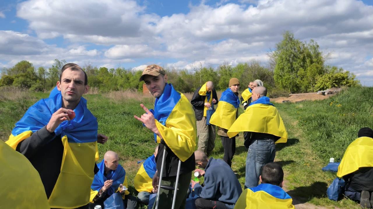 Украина вернула из плена 45 защитников «Азовстали», Россия — трех летчиков, один из которых ранее раскаялся и попросил сослуживцев сдаться