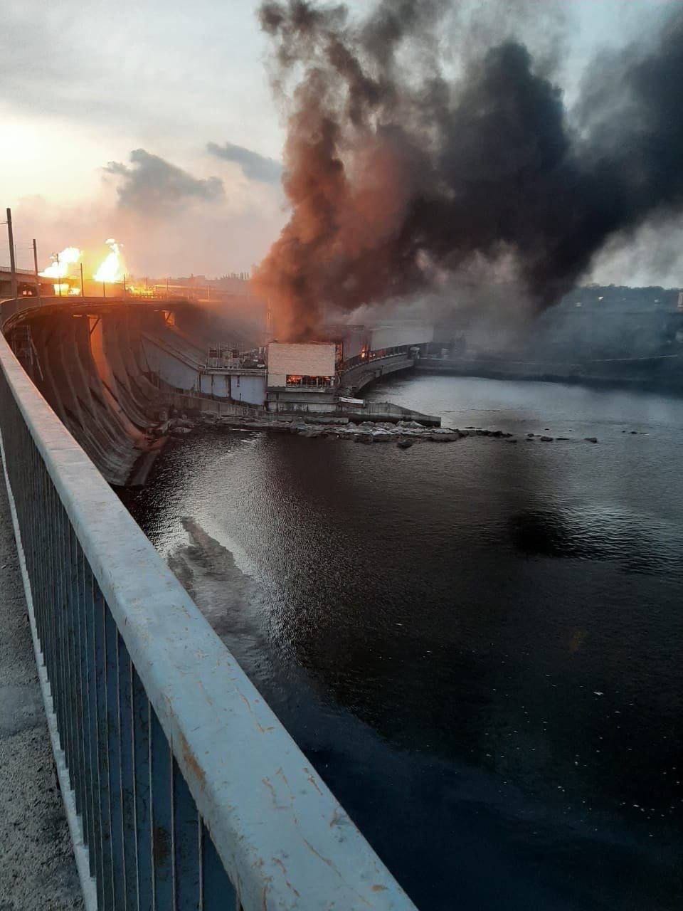 Крупнейшая гидроэлектростанция Украины ДнепроГЭС остановила работу после российских обстрелов