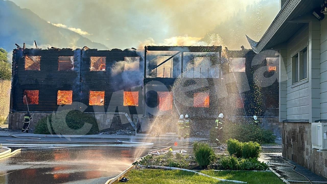 СМИ: На Алтае сгорела резиденция «Газпрома», которую называют «Дача Путина»