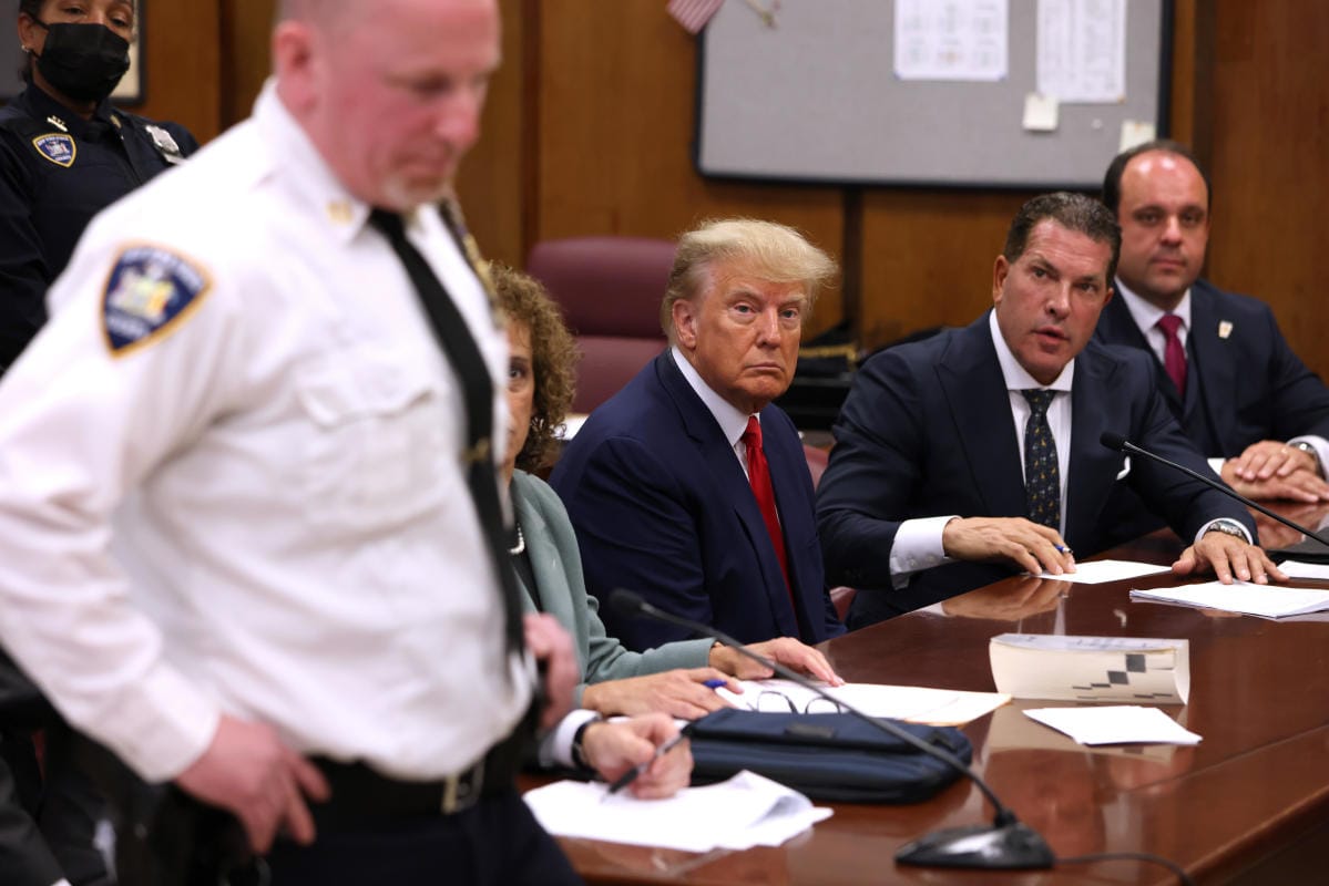 Суд в Нью-Йорке решил бессрочно отложить приговор Дональду Трампу по делу порноактрисы Сторми Дэниэлс