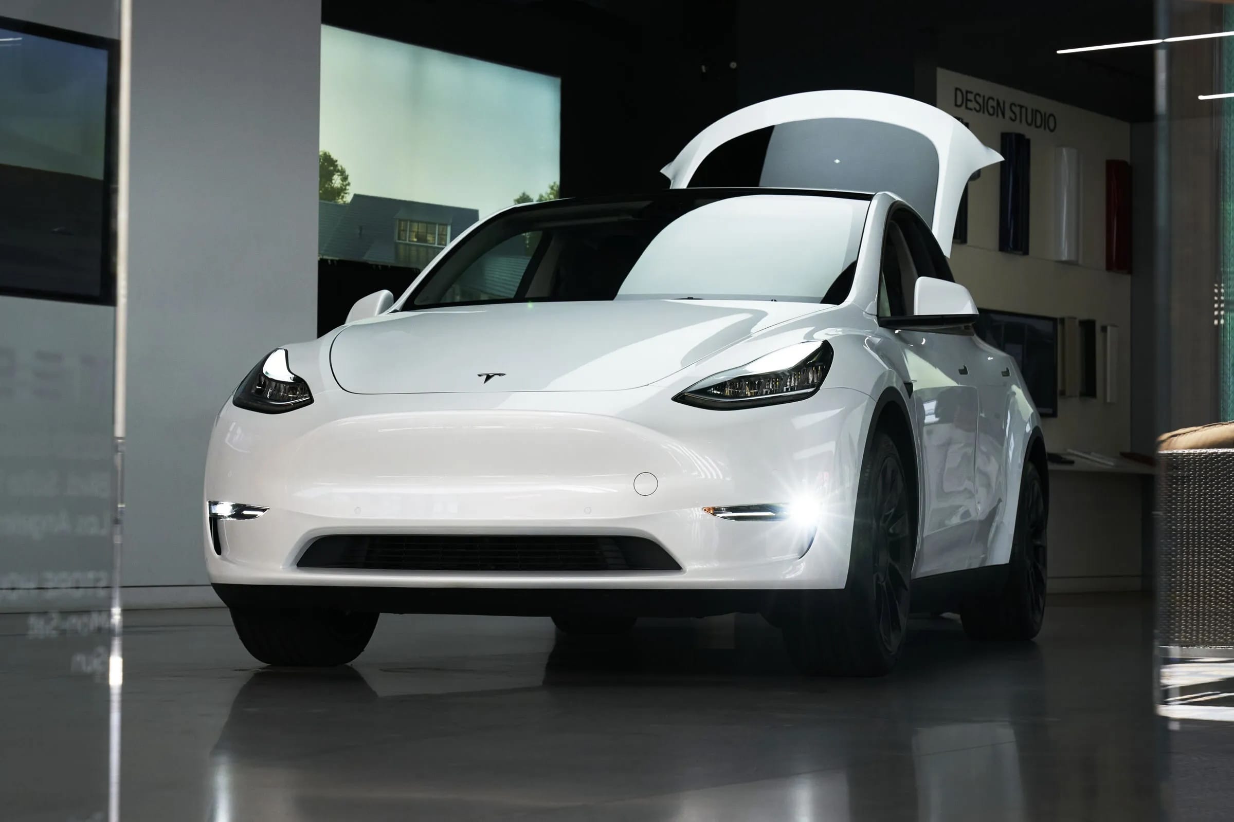 Tesla отзывает более 375 тысяч электромобилей Model 3 и Model Y 2023 года выпуска из-за проблем с усилителем руля
