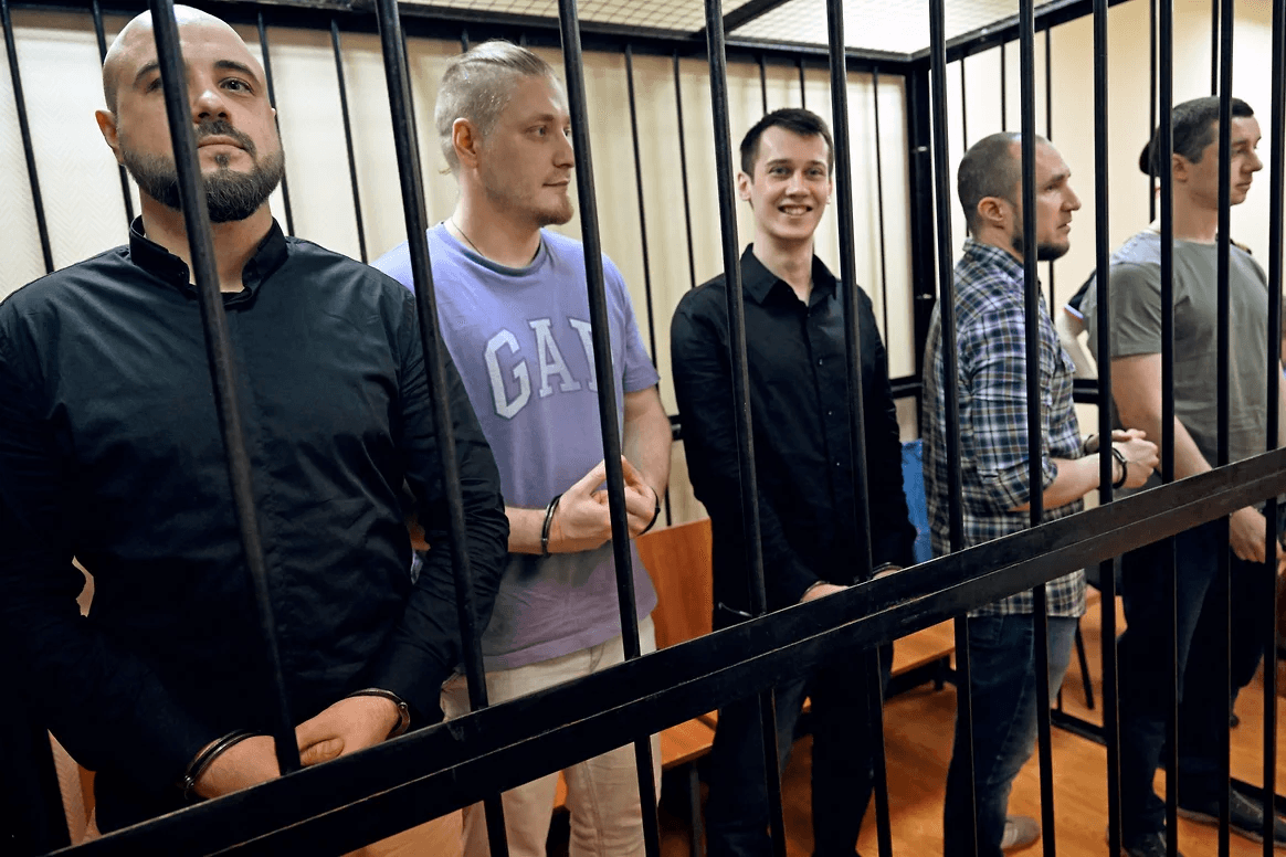 4 участника ЧВК «ЕНОТ», обвиняемых в участии в преступном сообществе, подписали контракты и отправились на войну — «Коммерсантъ»