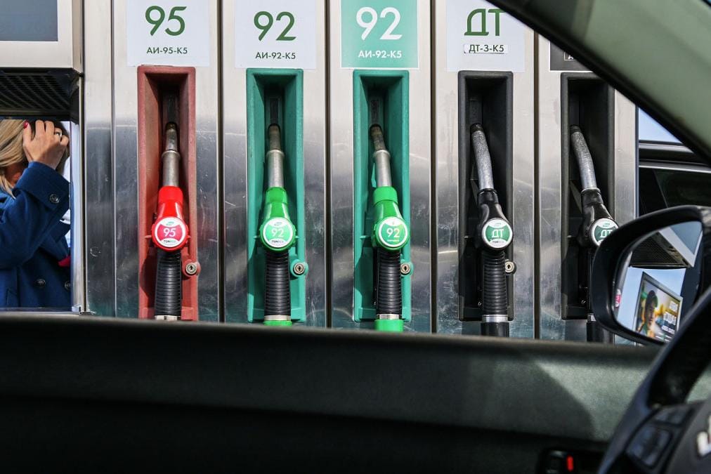«Татнефть» ввела лимит на продажу топлива на всех заправках сети, сообщает «Интерфакс». Ранее НПЗ компании в Татарстане атаковали дроны