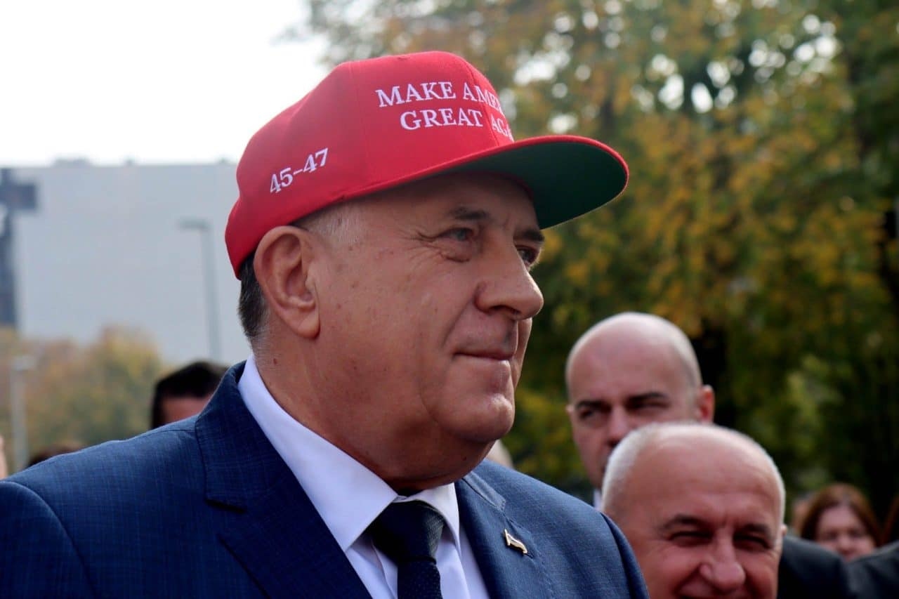 Мирослав Додик в кепке движения MAGA