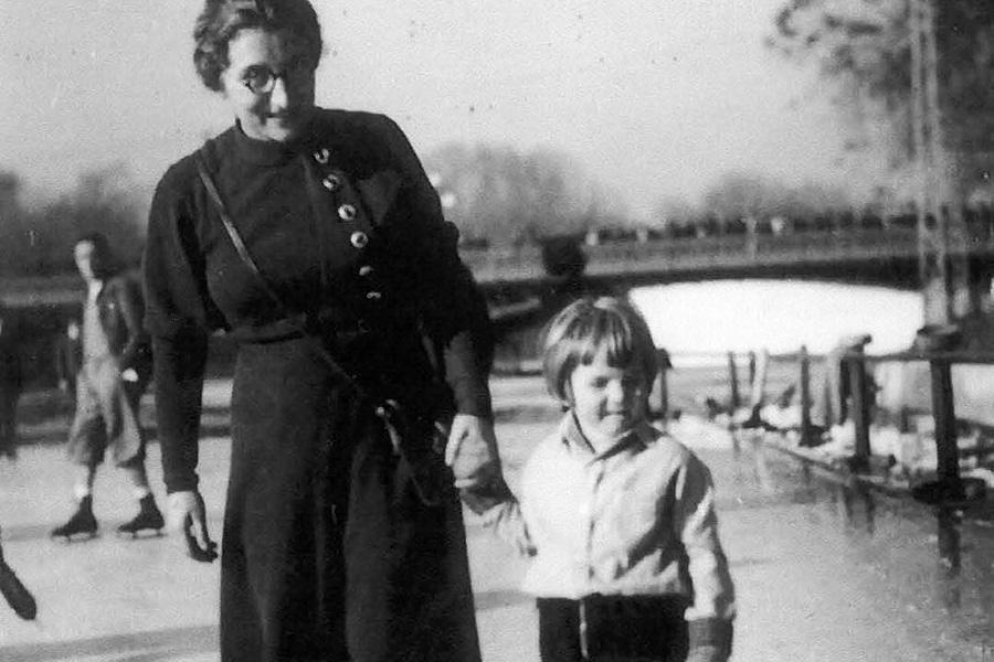 Джордж Сорос в детстве и его мать, 1934 год